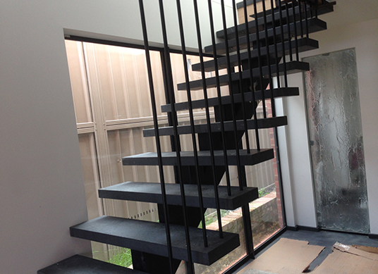 schody metalowe wewnętrzne proste, balustrady nierdzewne, wanga centralna