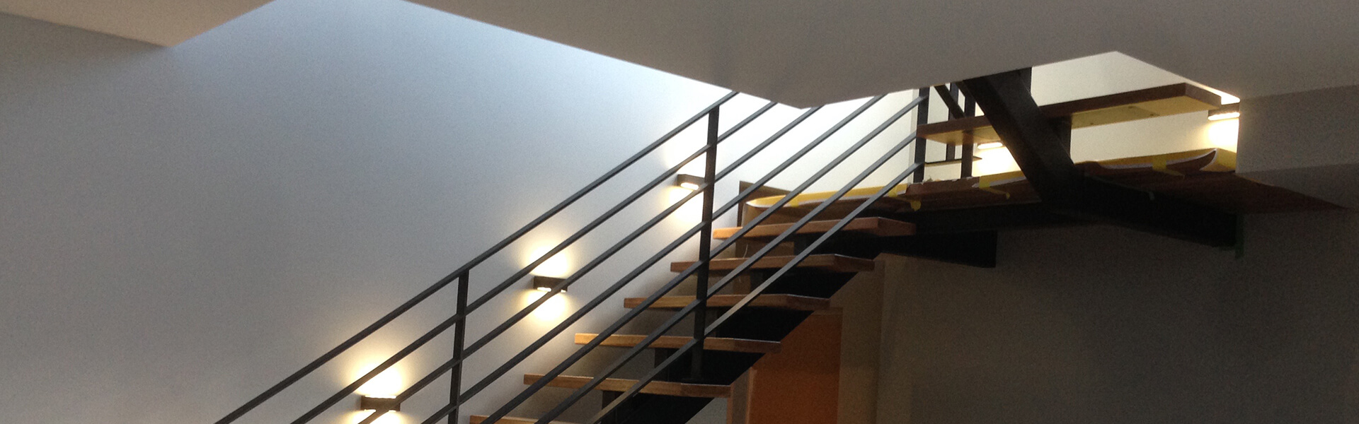 schody metalowe zabiegowe wewnętrzne z podestem oraz drewnianymi stopniami, wanga centralna