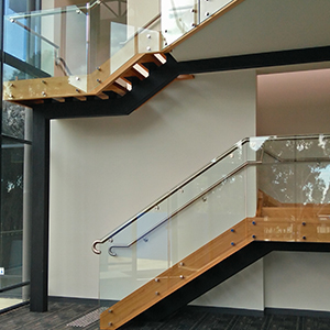 schody drewniane zabiegowe nowoczesne domowe balustrada szklana