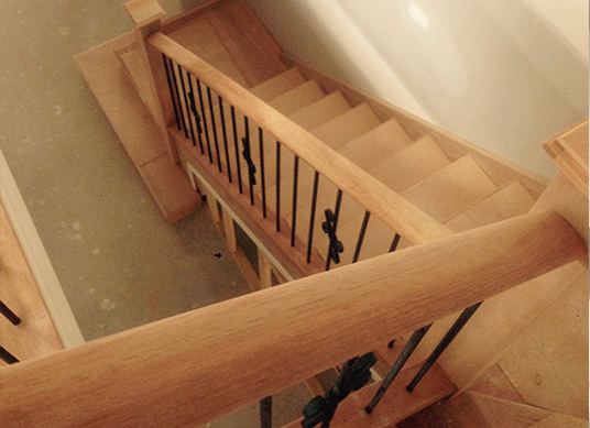 schody drewniane zabiegowe wewnętrzne wpuszczane