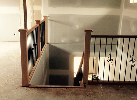 schody drewniane zebiegowe wewnętrzne z podestem, balustrady kute, poręcze do schodów drewniane