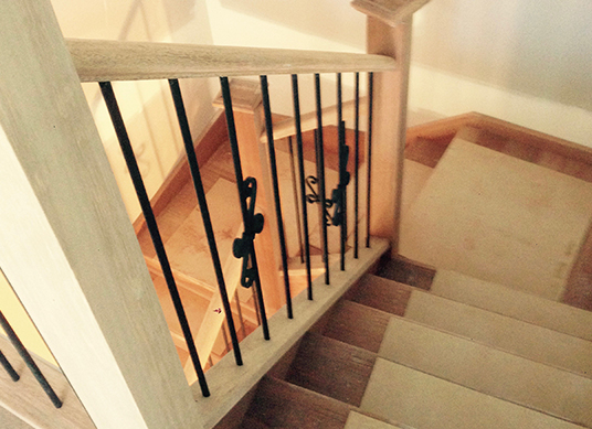 schody drewniane zabiegowe wewnętrzne wpuszczane, balustrady schodowe kute