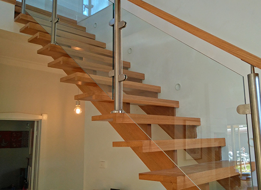 schody drewniane wewnętrzne proste bez podstopni, nakładane, balustrady szklane, poręcze drewniane 
