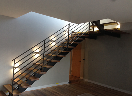 schody metalowe zabiegowe z drewnianymi stopniami