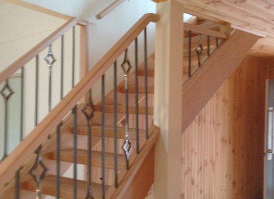 schody metalowe zabiegowe wewnętrzne z podestem oraz drewnianymi stopniami, wanga centralna