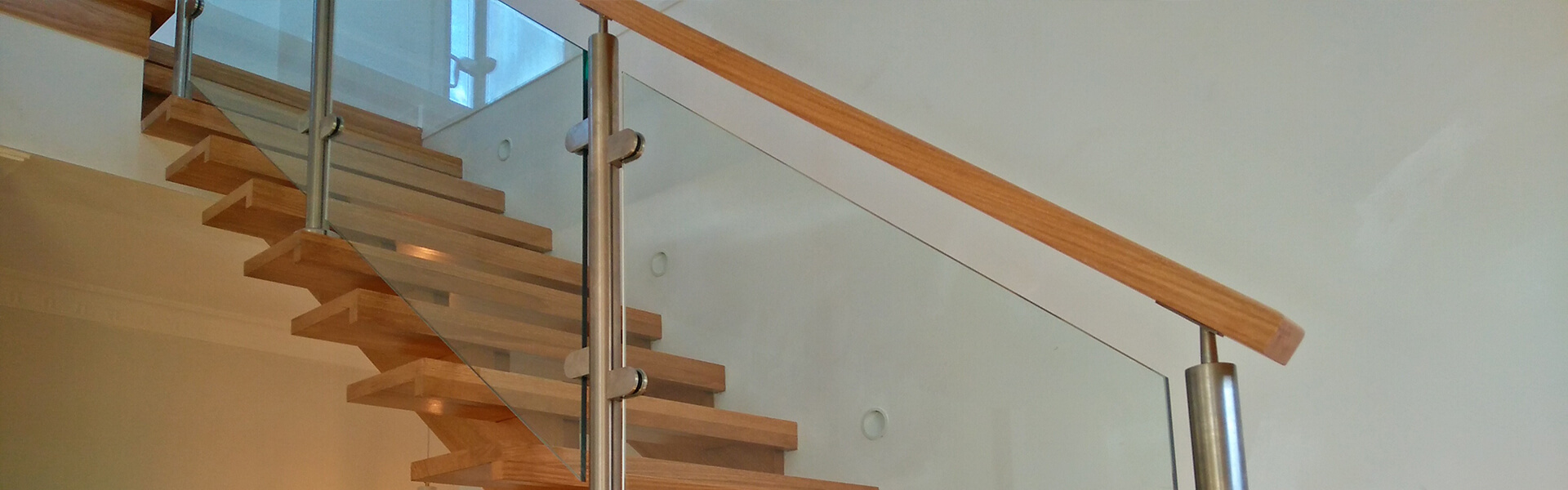 schody drewniane wewnętrzne proste bez podstopni, nakładane, balustrady szklane, poręcze drewniane