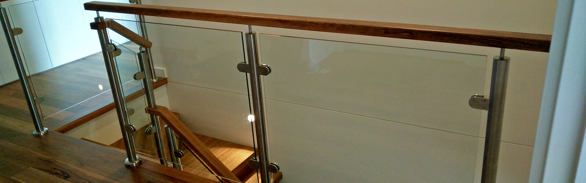 schody drewniane zabiegowe wewnętrzne z podwieszanymi stopniami, pół podwieszane, balustrady szklane, poręcze drewniane